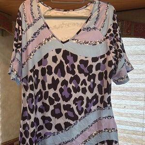 🎈🎈5/15🎈🎈Stylish Women's V-Neck Top - Purple and Black Animal Print-Fits like XL
